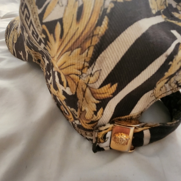 Versace hat - Picture 4 of 4